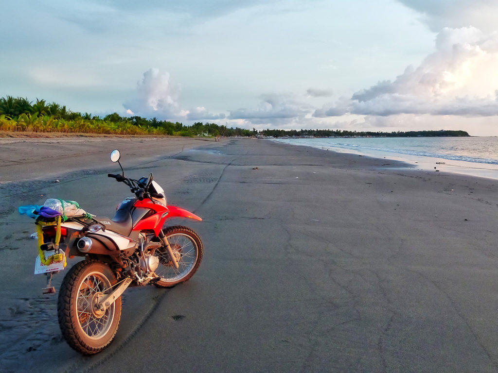 Filippine in moto, la spiaggia dell'isola Mindoro